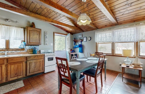 York Beach Casa | Acogedora cabaña w / terraza privada - a pie de playa de arena corta, 2 perros bienvenidos!