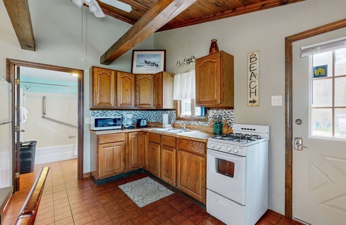 York Beach Casa | Acogedora cabaña w / terraza privada - a pie de playa de arena corta, 2 perros bienvenidos!