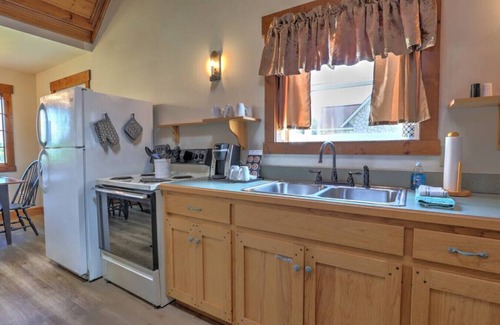 Millersburg Cabaña | Cozy Cottage With Seasonal Resort Pool/Hot Tub