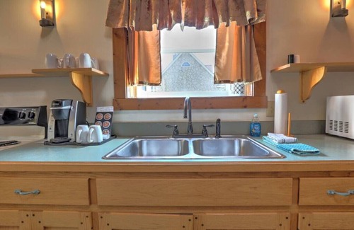 Millersburg Cabaña | Cozy Cottage With Seasonal Resort Pool/Hot Tub