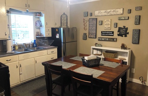 Batesville Cabaña | COZY COUNTRY COTTAGE