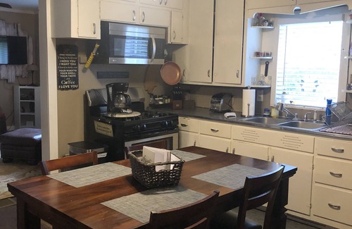 Batesville Cabaña | COZY COUNTRY COTTAGE