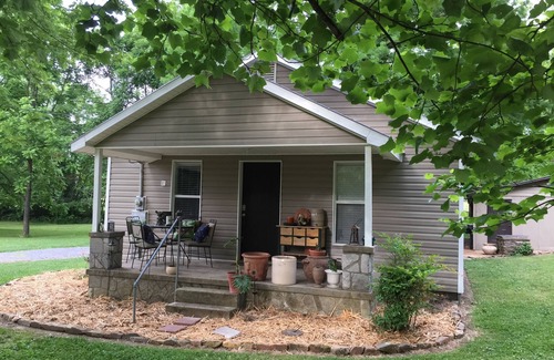 Batesville Cabaña | COZY COUNTRY COTTAGE