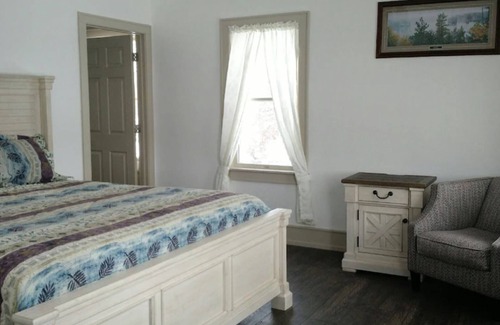 Montello Otro | Cozy Country Farm House - 4,000 sq ft