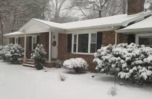 Reidsville Casa | Cozy Countryside Getaway with Fast Wifi/Hot Tub