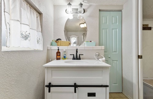 Middleton Casa | Cozy County Home with hot tub!!