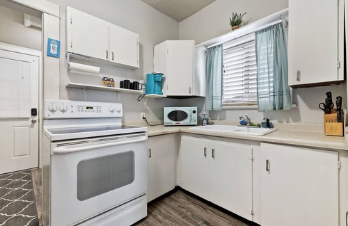 Middleton Casa | Cozy County Home with hot tub!!