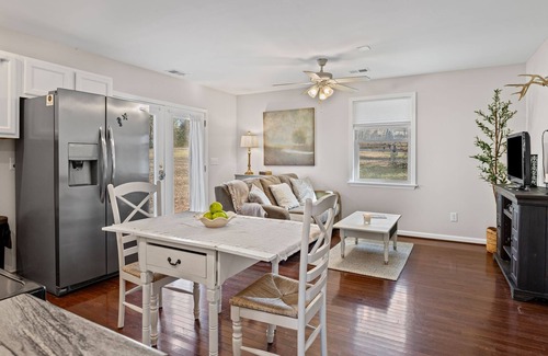 Bellevue Casa | Cozy County Line Gem