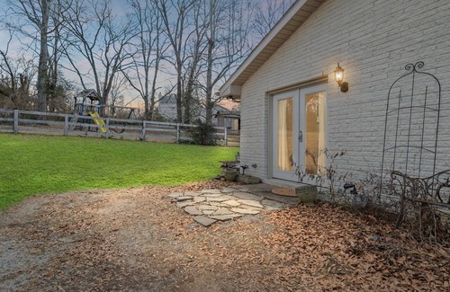 Bellevue Casa | Cozy County Line Gem
