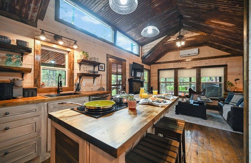 Octavia Cabina | Cozy Couples Cabin/Private & Secluded/Hot Tub/Fire Pit/Hillside View