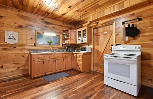 Laurelville Cabina | Cozy Couples Cabin! Hidden in the Woods of Hocking Hills!