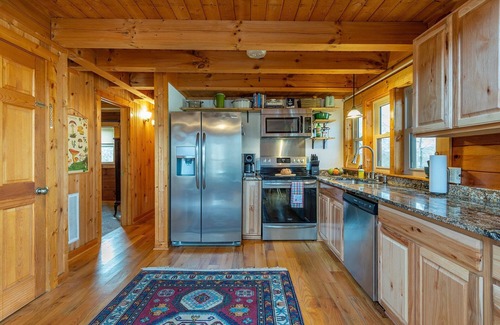 Vein Mountain Cabina | Cozy Cove Cabin | Pet Friendly & Creek Access