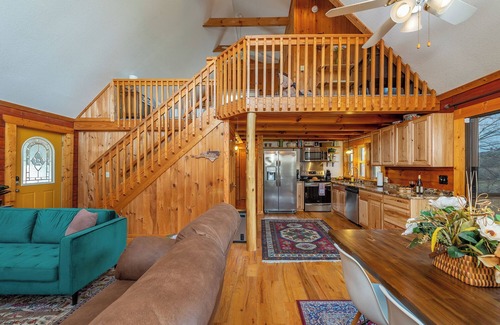 Vein Mountain Cabina | Cozy Cove Cabin | Pet Friendly & Creek Access