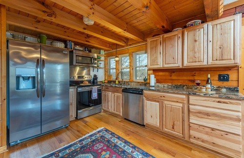 Vein Mountain Cabina | Cozy Cove Cabin | Pet Friendly & Creek Access