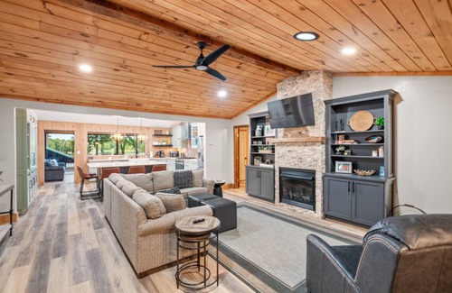 Prosperity Casa | Cozy Cove with HOT TUB Firepit SUPs and More