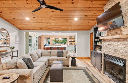 Prosperity Casa | Cozy Cove with HOT TUB Firepit SUPs and More