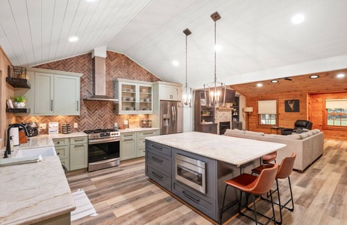 Prosperity Casa | Cozy Cove with HOT TUB Firepit SUPs and More