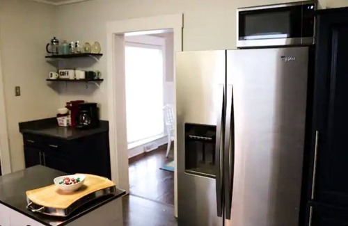 Fort Wayne Casa | Cozy Craftsman ‘05 near downtown | Pet Friendly!
