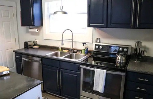 Fort Wayne Casa | Cozy Craftsman ‘05 near downtown | Pet Friendly!