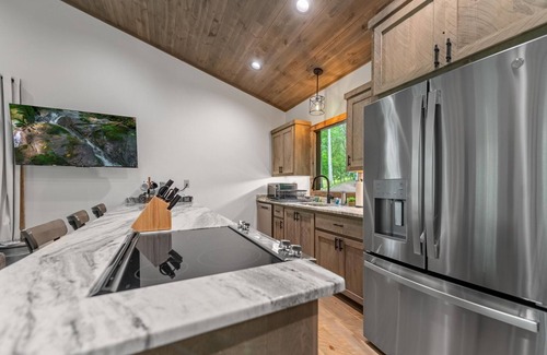 Epworth Cabina | Cozy creek side getaway minutes from Downtown Blue Ridge!