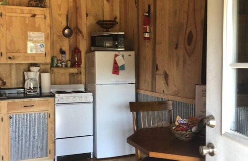 Perkinston Cabina | Creekside Cabin en Red Creek, a solo unos pasos del agua.