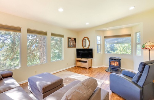 Cedarpines Park Cabina | Cozy Crestline Vacation Rental w/ Deck & Grill!