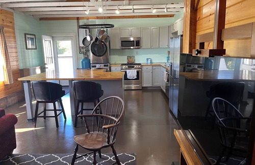 Charleston Cabina | Cozy custom built cabin home with spectacular sunset views from private deck