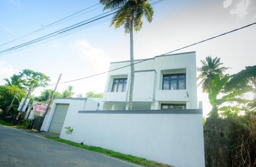Dammakusala Mawatha Casa | Cozy Deluxe Room Near Ambalangoda Beach