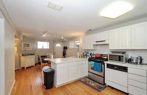 Wrightwood Neighbors Apartamento | Cozy Depaul/Wrigley Garden Condo +FREE Parking!