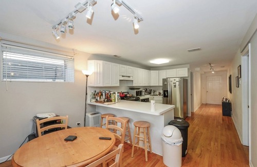 Wrightwood Neighbors Apartamento | Cozy Depaul/Wrigley Garden Condo +FREE Parking!