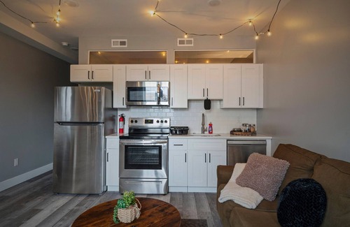 West Philadelphia Apartamento | Cozy Desert Den 10Min Downtown & 6Min Brewerytown w/ huge shower & full kitchen!