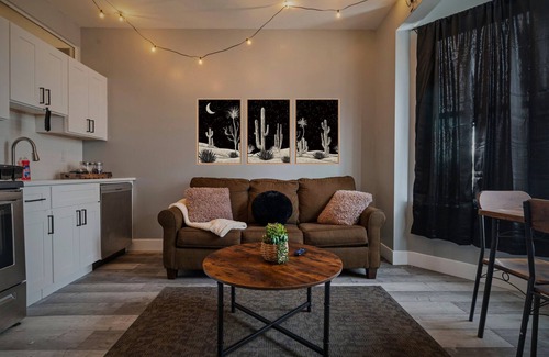 West Philadelphia Apartamento | Cozy Desert Den 10Min Downtown & 6Min Brewerytown w/ huge shower & full kitchen!