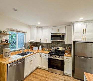 Calabasas Casa | Cozy Designer Guesthouse with Style - RE