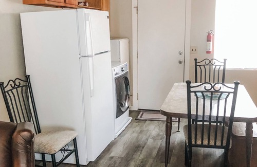 Eureka Cabaña | Cozy Dog Friendly Bay Cottage on the Canal, BBQ and private patio