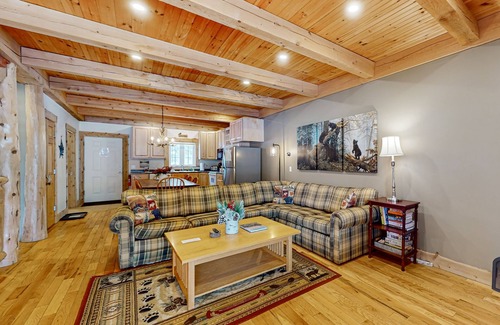Jeffersonville Condominio | Cozy dog-friendly condo w/ mtn views, deck, grill, fireplace, firepit, cornhole