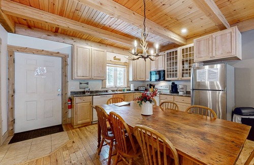 Jeffersonville Condominio | Cozy dog-friendly condo w/ mtn views, deck, grill, fireplace, firepit, cornhole