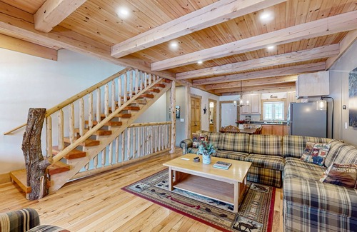 Jeffersonville Condominio | Cozy dog-friendly condo w/ mtn views, deck, grill, fireplace, firepit, cornhole