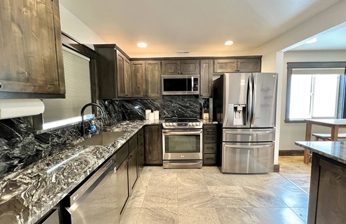 North Bend Casa | Cozy Dog Friendly Home w/ Parking in the Back