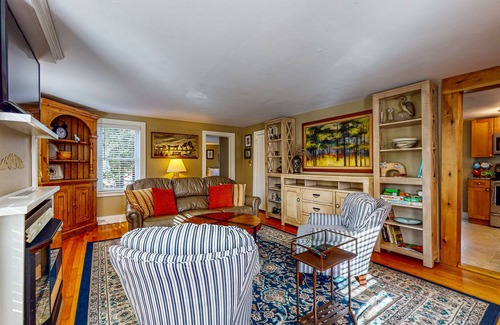 Dorset Casa | Cozy dog-friendly home, fenced yard, gas fireplace, BBQ, wifi, partial a/c, w/d