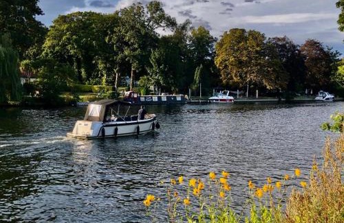 Staines Casa | Cozy double bedroom in stunning Bungalow on River Thames - near Thorpe Park/Royal Holloway University/20mins from Heathrow