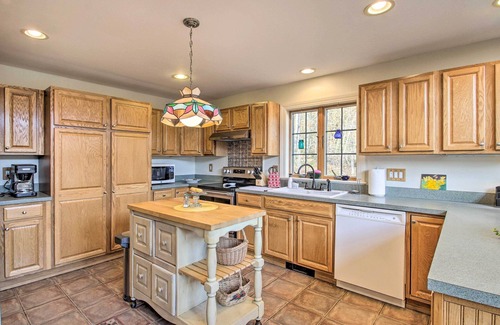 Easton Casa | Cozy Easton Getaway w/ Hot Tub, Gas Grill!