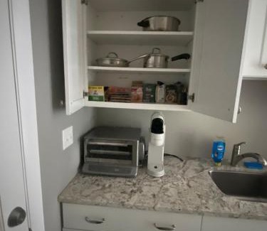 Framingham Apartamento | Cozy en suite with high ceilings
