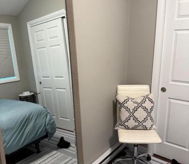 Framingham Apartamento | Cozy en suite with high ceilings