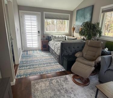 Framingham Apartamento | Cozy en suite with high ceilings
