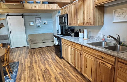Portage Lake Cabina | Cozy escape in Portage Lake. Sleeps up to ten people!