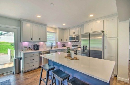 Penhook Casa | Brenda ✦ Hot Tub ✦ Gentle/Walk Slope to the Lake ✦ Stocked Kitchen ✦ King Beds