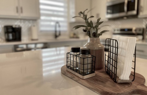 Penhook Casa | Brenda ✦ Hot Tub ✦ Gentle/Walk Slope to the Lake ✦ Stocked Kitchen ✦ King Beds