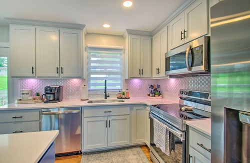 Penhook Casa | Brenda ✦ Hot Tub ✦ Gentle/Walk Slope to the Lake ✦ Stocked Kitchen ✦ King Beds