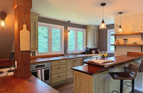 Amherst Chalet De Esquí | Cozy Fall Waterfront Chalet w/Spa and Beach Volleyball. Near Mont-Tremblant