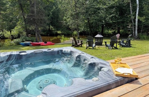 Amherst Chalet De Esquí | Cozy Fall Waterfront Chalet w/Spa and Beach Volleyball. Near Mont-Tremblant